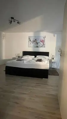 Ein Bett oder Betten in einem Zimmer der Unterkunft OASE im grünen Hinterhof, EG, Ruhe, Terrasse, Carport, free PayTV, Kaffee&Tee, Fahrräder