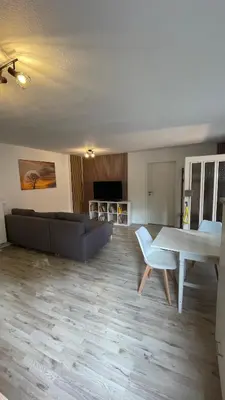 Ein Sitzbereich in der Unterkunft OASE im grünen Hinterhof, EG, Ruhe, Terrasse, Carport, free PayTV, Kaffee&Tee, Fahrräder