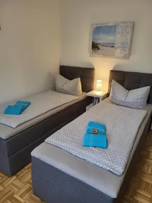 Ein Bett oder Betten in einem Zimmer der Unterkunft Näher Messe und Flughafen