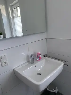 Ein Badezimmer in der Unterkunft Messezimmer nahe der Düsseldorfer Messe mit eigenem Eingang und gratis Minibar