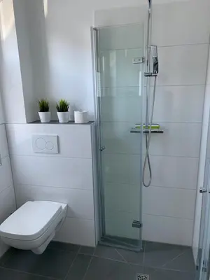Ein Badezimmer in der Unterkunft Messezimmer nahe der Düsseldorfer Messe mit eigenem Eingang und gratis Minibar