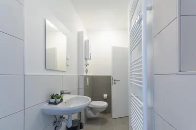 Ein Badezimmer in der Unterkunft T&K Apartments - 1 to 4 Room Apartments - 20min to TradeFair Messe Airport Düsseldorf