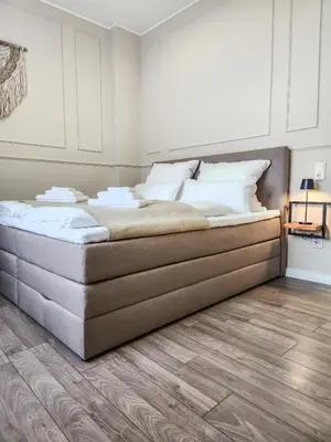 Ein Bett oder Betten in einem Zimmer der Unterkunft GELI Homes L1 - 2x Zimmer, 2x Kingsize Bett, 1 bis 4 Personen, Parkplatz, TV, Wifi, top Küche, Kaffee, Tee