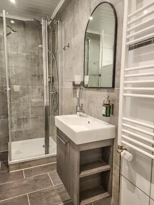 Ein Badezimmer in der Unterkunft GELI Homes L1 - 2x Zimmer, 2x Kingsize Bett, 1 bis 4 Personen, Parkplatz, TV, Wifi, top Küche, Kaffee, Tee