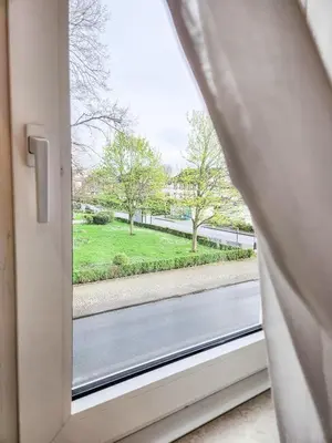 Ein Garten an der Unterkunft GELI Homes L1 - 2x Zimmer, 2x Kingsize Bett, 1 bis 4 Personen, Parkplatz, TV, Wifi, top Küche, Kaffee, Tee