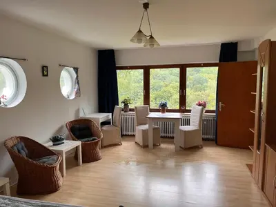 Ein Sitzbereich in der Unterkunft Ferienwohnungen Waldblick