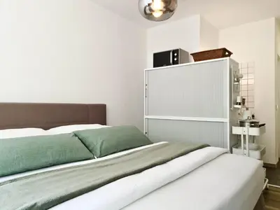 Ein Bett oder Betten in einem Zimmer der Unterkunft Schöne Ferienwohnung im Zentrum mit Self Check-In und Free Wifi
