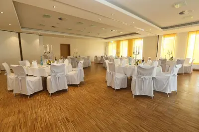 Ein Restaurant oder anderes Speiselokal in der Unterkunft Ardey Hotel