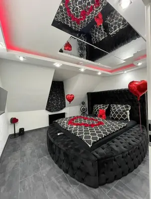 Ein Bett oder Betten in einem Zimmer der Unterkunft Phöenixpalace Whirlpool & Infarotsauna