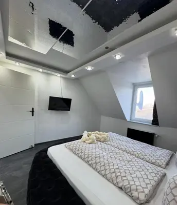 Ein Bett oder Betten in einem Zimmer der Unterkunft Phöenixpalace Whirlpool & Infarotsauna