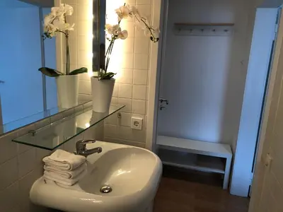 Ein Badezimmer in der Unterkunft studio b - Sunny City Business Apartment with roof-top terrace for 2-4 guests