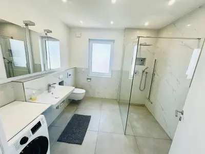 Ein Badezimmer in der Unterkunft Neue Doppelhaushälfte mit Terrasse, Balkon und Garten