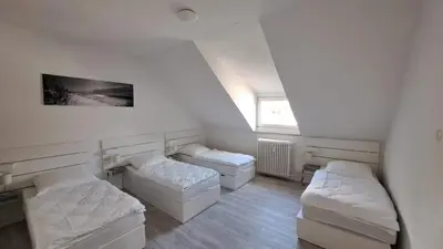 Ein Bett oder Betten in einem Zimmer der Unterkunft 80qm 2,5 Zimmer Wohnung in Uninähe Hauptbahnhofnähe 4 Einzelbetten 2 Duschen Wohnküche neu