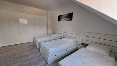 Ein Bett oder Betten in einem Zimmer der Unterkunft 80qm 2,5 Zimmer Wohnung in Uninähe Hauptbahnhofnähe 4 Einzelbetten 2 Duschen Wohnküche neu