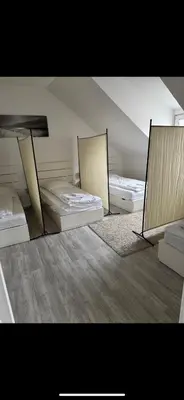 Ein Bett oder Betten in einem Zimmer der Unterkunft 80qm 2,5 Zimmer Wohnung in Uninähe Hauptbahnhofnähe 4 Einzelbetten 2 Duschen Wohnküche neu