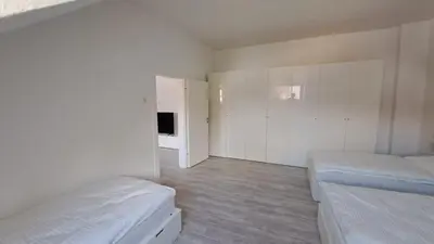 Ein Bett oder Betten in einem Zimmer der Unterkunft 80qm 2,5 Zimmer Wohnung in Uninähe Hauptbahnhofnähe 4 Einzelbetten 2 Duschen Wohnküche neu