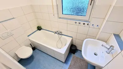 Ein Badezimmer in der Unterkunft Modern 6-Bedroom Apartment with Rooftop Terrace, free Wi-Fi and Parking- MND01