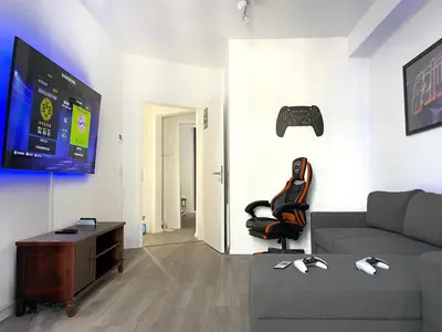 TV/Unterhaltungsangebot in der Unterkunft JayBnB - Gaming Apartment PS5 65 Zoll 4K TV Wohnung mit Balkon
