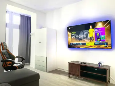 TV/Unterhaltungsangebot in der Unterkunft JayBnB - Gaming Apartment PS5 65 Zoll 4K TV Wohnung mit Balkon