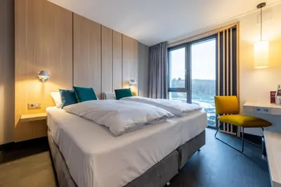 Ein Bett oder Betten in einem Zimmer der Unterkunft Serways Hotel Hösel