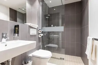 Ein Badezimmer in der Unterkunft Serways Hotel Hösel