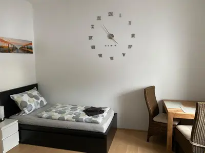Ein Bett oder Betten in einem Zimmer der Unterkunft WORK & TRAVEL Apartment - Gratis NETFLIX - seht gute Verkehrsanbindung