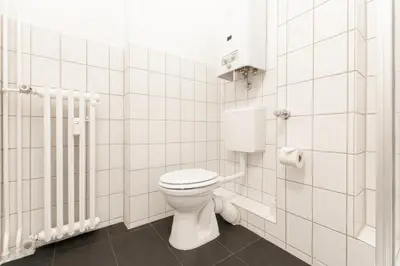Ein Badezimmer in der Unterkunft Tolstov Apartments - 1 or 3 Room Apartments - 30 Min Messe DUS