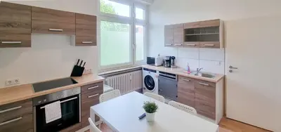 Küche/Küchenzeile in der Unterkunft Tolstov Apartments - 1 or 3 Room Apartments - 30 Min Messe DUS