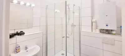 Ein Badezimmer in der Unterkunft Tolstov Apartments - 1 or 3 Room Apartments - 30 Min Messe DUS