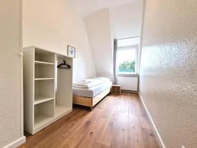 Ein Bett oder Betten in einem Zimmer der Unterkunft Tolstov Apartments - 1 or 3 Room Apartments - 30 Min Messe DUS