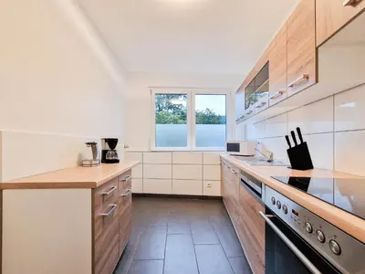 Küche/Küchenzeile in der Unterkunft Tolstov Apartments - 1 or 3 Room Apartments - 30 Min Messe DUS