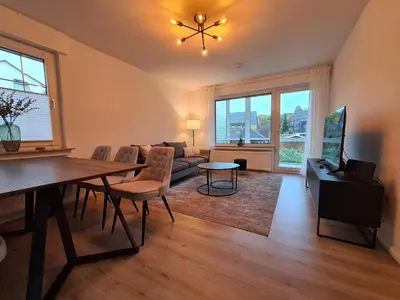 Ein Sitzbereich in der Unterkunft 4-Zimmer-Ferienwohnung, modern, Küche, WLAN, Netflix