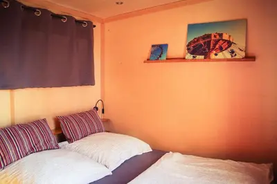 Ein Bett oder Betten in einem Zimmer der Unterkunft Tinyhouse Zirkuswagen- Kotten Kunterbunt