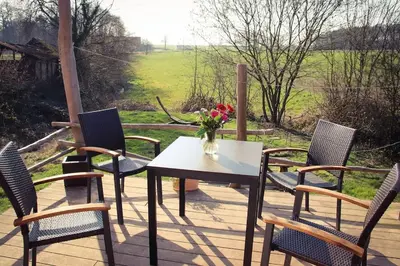 Ein Garten an der Unterkunft Tinyhouse Zirkuswagen- Kotten Kunterbunt