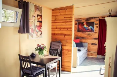Ein Sitzbereich in der Unterkunft Tinyhouse Zirkuswagen- Kotten Kunterbunt