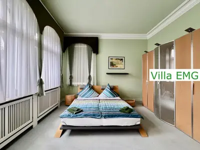Ein Bett oder Betten in einem Zimmer der Unterkunft Luxus Ferienhaus Villa EMG Dortmund in Ennepetal, nah Düsseldorf, Köln mit Tennis Court, Garten, Kamin für Familien Gruppen bis 20 Personen