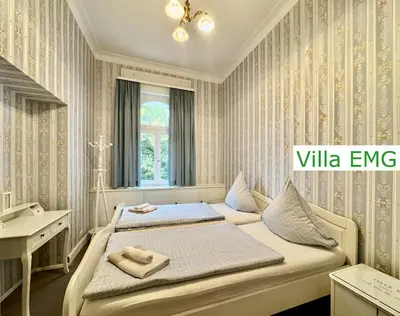 Ein Bett oder Betten in einem Zimmer der Unterkunft Luxus Ferienhaus Villa EMG Dortmund in Ennepetal, nah Düsseldorf, Köln mit Tennis Court, Garten, Kamin für Familien Gruppen bis 20 Personen