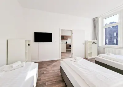 Ein Bett oder Betten in einem Zimmer der Unterkunft Tolstov Apartments - Several 1 Room Fitter Apartments with kitchen and washing machine - 25 Min Messe DUS