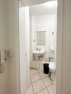 Ein Badezimmer in der Unterkunft Tolstov Apartments - Several 1 Room Fitter Apartments with kitchen and washing machine - 25 Min Messe DUS