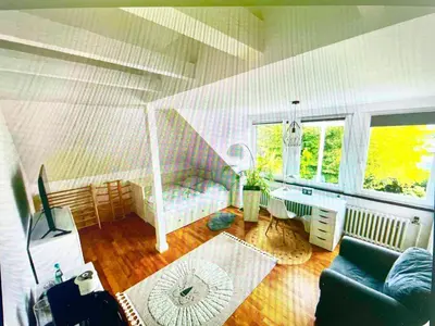 Ein Sitzbereich in der Unterkunft (Messe)Zimmer mit Bad und Ankleideraum + Parkplatz