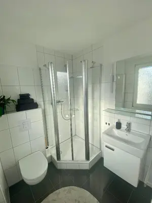 Ein Badezimmer in der Unterkunft (Messe)Zimmer mit Bad und Ankleideraum + Parkplatz