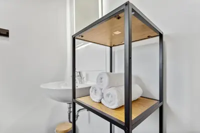 Ein Badezimmer in der Unterkunft Mark 51-7 - Workplace - Netflix - Washer Dryer - Modern Design