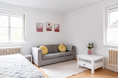 Ein Sitzbereich in der Unterkunft West48 Gemütliches Apartment -Blick auf Blauen See