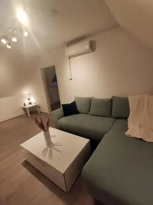 Ein Sitzbereich in der Unterkunft Dachgeschosswohnung mit Klimaanlage in bester Lage