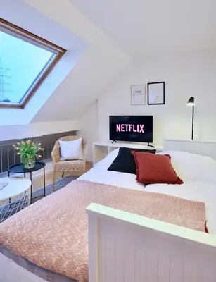 Ein Bett oder Betten in einem Zimmer der Unterkunft BEECH APARTMENT: MAISONETTE + FREE PARKING + NETFLIX