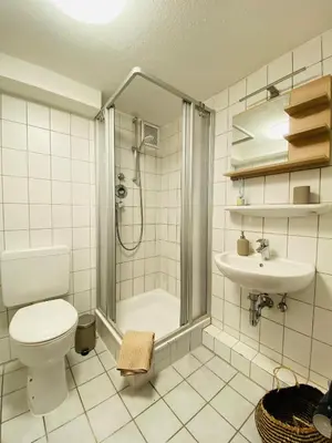 Ein Badezimmer in der Unterkunft BEECH APARTMENT: MAISONETTE + FREE PARKING + NETFLIX