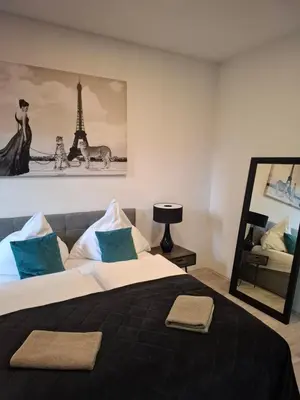 Ein Bett oder Betten in einem Zimmer der Unterkunft Elegantes Design-Elberfeld-Zentral-Bahnhof-Terrasse W5