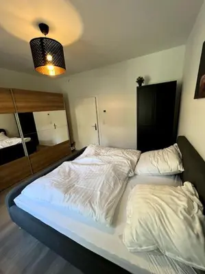 Ein Bett oder Betten in einem Zimmer der Unterkunft JayBnB - Geräumiges Apartment am Hafen von Dortmund