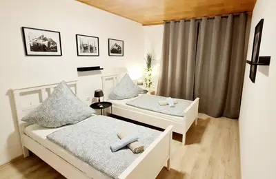 Ein Bett oder Betten in einem Zimmer der Unterkunft ELENA flat Sonnenblumen Duisburg Zentrum