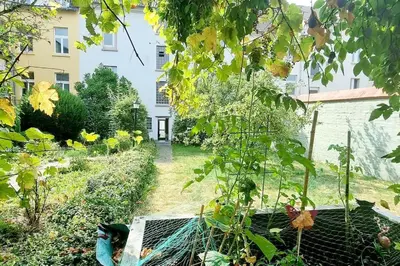 Ein Garten an der Unterkunft Schöne, gemütliche Wohnung, voll ausgestattet